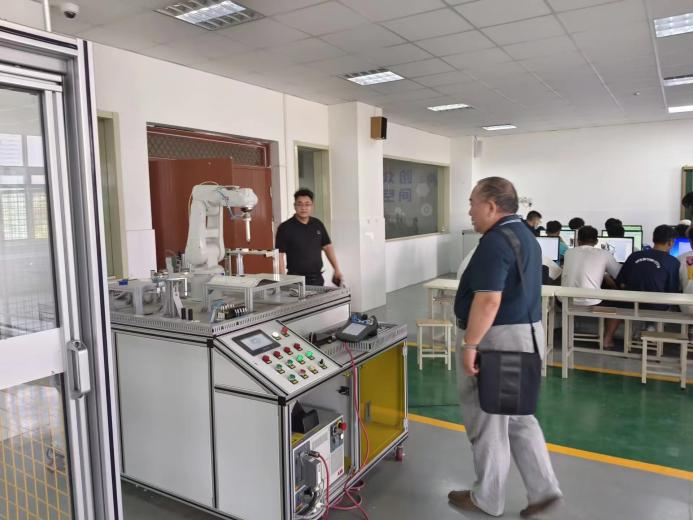 郑州轨道工程职业学院装备制造工程学院党总支赴河南应用技术职业学院机电工程学院开展优秀党支部建设交流
